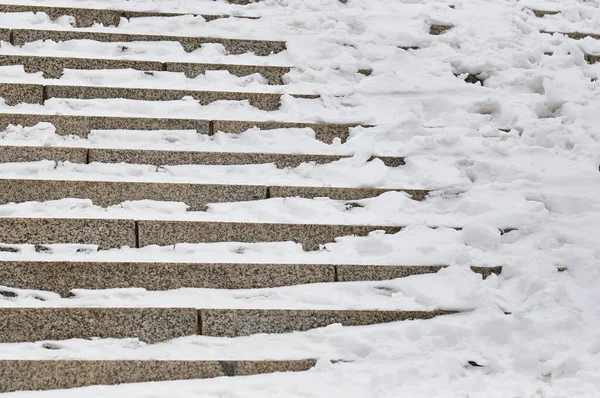 花崗岩の階段の手順で雪 市の堤防からの降下 — ストック写真