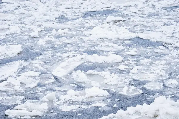 雪の中 川の雪に覆われた氷 冬の風合い — ストック写真