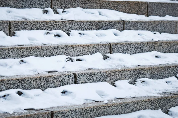 花崗岩の階段の手順で雪。冬の散歩の危険性. — ストック写真