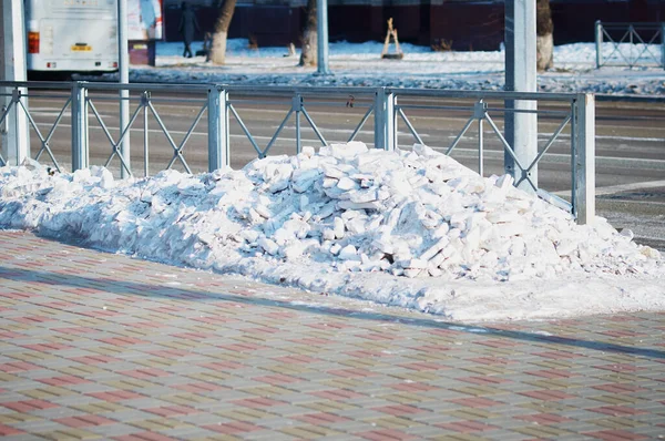 歩道を掃除した後、冬の通りに雪の山。. — ストック写真