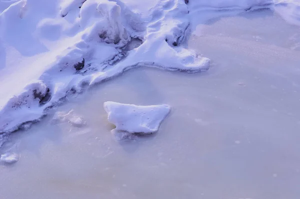 凍った川に白い雪で覆われた氷の破片 冬の背景の質感 早朝のハイライトと影 — ストック写真