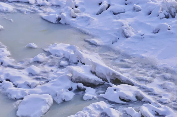 Kawałki Lodu Pokryte Białym Śniegiem Zamarzniętej Rzece Zimowa Faktura Tła — Zdjęcie stockowe