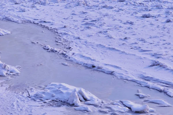 凍った川に白い雪で覆われた氷の破片 冬の背景の質感 早朝のハイライトと影 — ストック写真