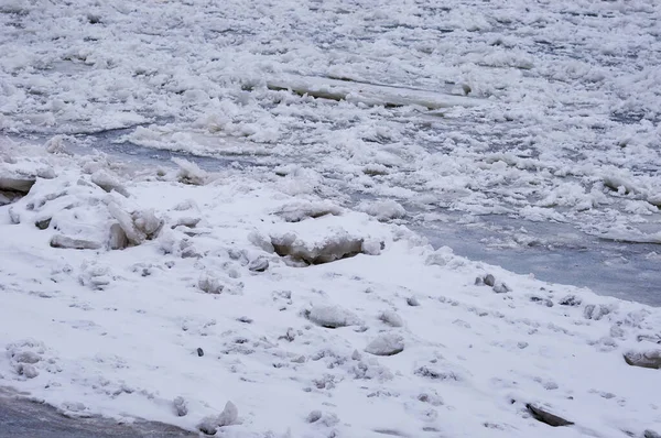 雪の中 川の雪に覆われた氷 冬の質感 菅と流氷 — ストック写真