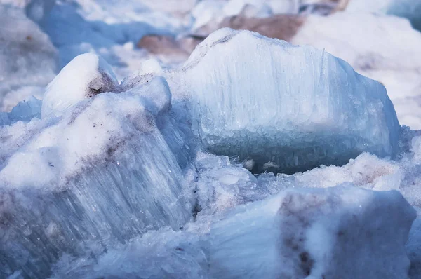 川の氷のブロック 春が来た 溶解が早い 太陽の下で春の日に氷のテクスチャ アムール川だ 氷の針 自然現象 — ストック写真