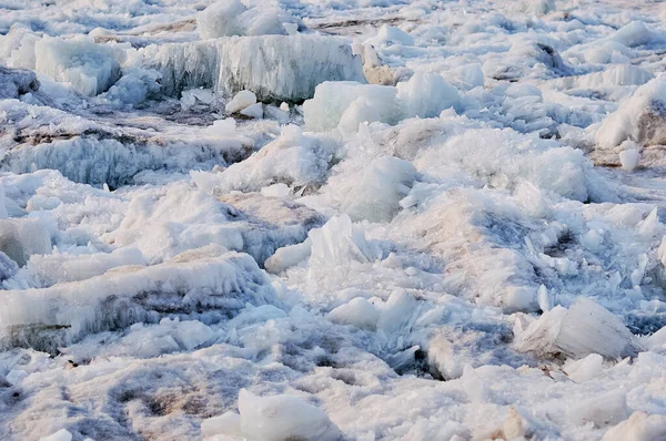 春に川のハンモックの氷の構造 アムール川の岸に鋭い氷の針 選択的フォーカス ロシアのBlagoveshchensk — ストック写真