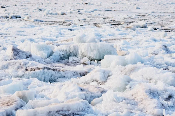 春に川のハンモックの氷の構造 アムール川の岸に鋭い氷の針 選択的フォーカス ロシアのBlagoveshchensk — ストック写真