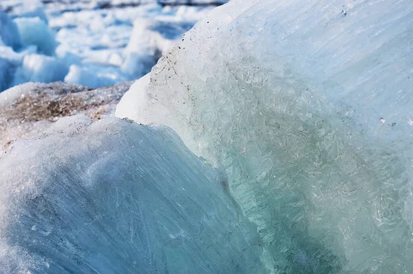 Nehirdeki buz kalıpları. Bahar geldi. Hızlı eriyor. Güneşin altında bir bahar gününde buz dokusu. Amur Nehri. Buz iğneleri. Doğal bir fenomen.