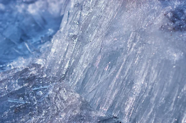 Nehirdeki buz kalıpları. Bahar geldi. Hızlı eriyor. Güneşin altında bir bahar gününde buz dokusu. Amur Nehri. Buz iğneleri. Doğal bir fenomen.