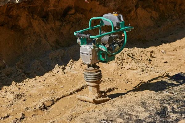 Gasolina Vibratória Rammer Local Construção Estrada Sem Pessoas Dia Ensolarado Fotos De Bancos De Imagens