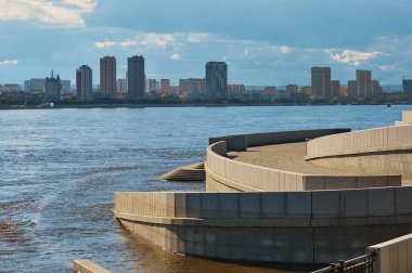 Rusya 'nın Blagoveshchensk kentindeki granit barajından Amur Nehri' ne. Heihe şehri manzarası, Çin.