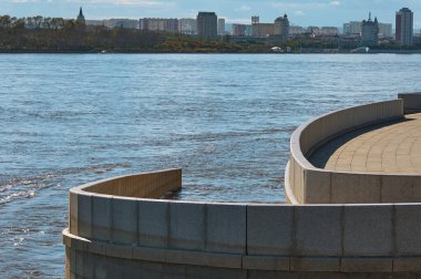 Rusya 'nın Blagoveshchensk kentindeki granit barajından Amur Nehri' ne. Heihe şehri manzarası, Çin.
