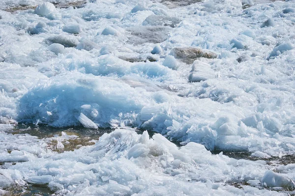 Eisschmelze auf dem Fluss im Frühling. Eisdriftzeit. Natürliche Struktur. — Stockfoto