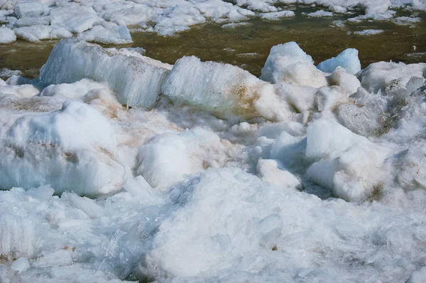 Eisschmelze auf dem Fluss im Frühling. Eisdriftzeit. Natürliche Struktur. — Stockfoto