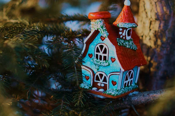 Toy house on a Christmas tree branch. — Fotografia de Stock