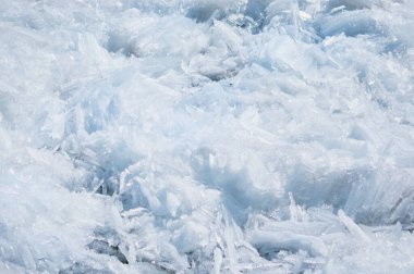 Baharda nehirde eriyen buzlar. Buz kayması zamanı. Doğal yapı. Güneşteki iğneler.