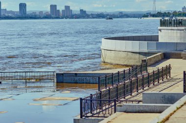 Rusya 'nın Blagoveshchensk kentindeki granit barajından Amur Nehri' ne. Heihe şehri manzarası, Çin.