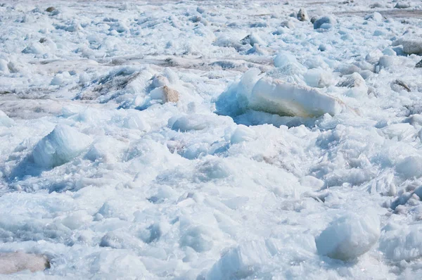 氷を溶かす 円柱状と針状の結晶構造 アムール川の岸に春の氷の流れ 視界を閉めろ 固体水の大きなブロック 選択的焦点 — ストック写真