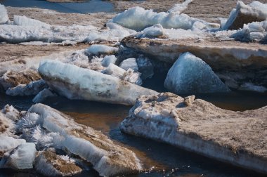 Baharda nehirde eriyen buzlar. Buz kayması zamanı. Doğal yapı. Güneşteki iğneler.