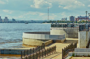 Rusya 'nın Blagoveshchensk kentindeki granit barajından Amur Nehri' ne. Heihe şehri manzarası, Çin. Yaz günü.
