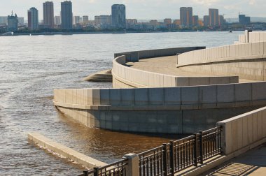 Rusya 'nın Blagoveshchensk kentindeki granit barajından Amur Nehri' ne. Heihe şehri manzarası, Çin. Yaz günü.