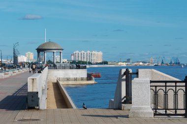 Rotunda yazın rıhtımda. Blagoveshchensk, Rusya.