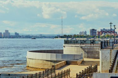 Rusya 'nın Blagoveshchensk kentindeki granit barajından Amur Nehri' ne. Heihe şehri manzarası, Çin. Yaz günü.