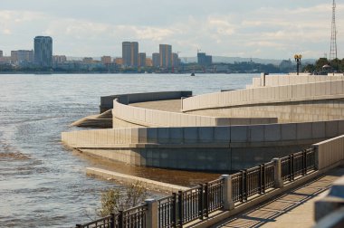 Rusya 'nın Blagoveshchensk kentindeki granit barajından Amur Nehri' ne. Heihe şehri manzarası, Çin. Yaz günü.