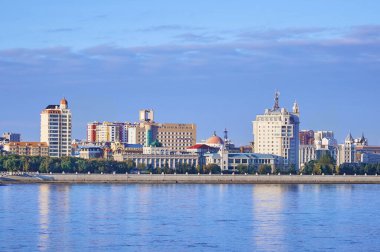 Amur Nehri boyunca Rus-Çin sınırı. Rusya 'nın Blagoveshchensk kentinin setinden Çin' in Heihe şehrine bakın. Mimari tarzların bir karışımı. Altın saatin zamanı.
