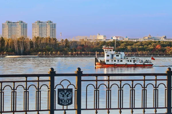 Barge Chinese Flag Floats Border River Amur Early Morning Background — Stock Photo, Image