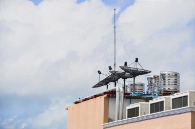 Isıtma ve uydu antenleri için sıcak su kaynağı olarak evin çatısına su varilleri kuruluyor. Yeşil ve çevre dostu yenilenebilir enerji kavramı. Phuket, Tayland.