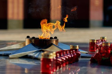 Sonsuz ateşin alevi, yakın plan. Sürekli yanan ateş. Dünya Savaşı 'nda ölen kahramanların anısı. Kilise lambaları. Blagoveshchensk, Rusya.