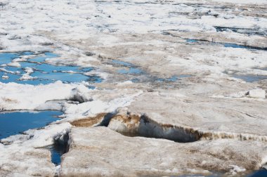 Buz kütleleri Amur Buzu nehri boyunca yüzer. Baharın başlangıcı.