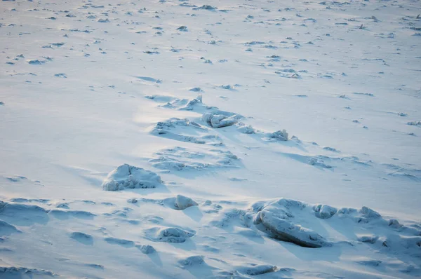 冰冻的河流上覆盖着白雪的冰块 冬季背景纹理 清晨的亮点和阴影 柔软的形状 — 图库照片