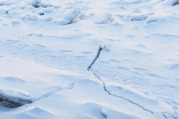 阿穆尔河边白雪覆盖的冰上的一条小路 裂缝险峻 大雪过后的冬天清晨 边防军24小时值班 从城堤看风景 — 图库照片