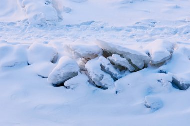 Amur sınır nehrinin karla kaplı buzunda bir patika. Kar yağışından sonra kış sabahı. Sınır muhafızlarının 24 saat görevi. Şehir setinden görünüm.