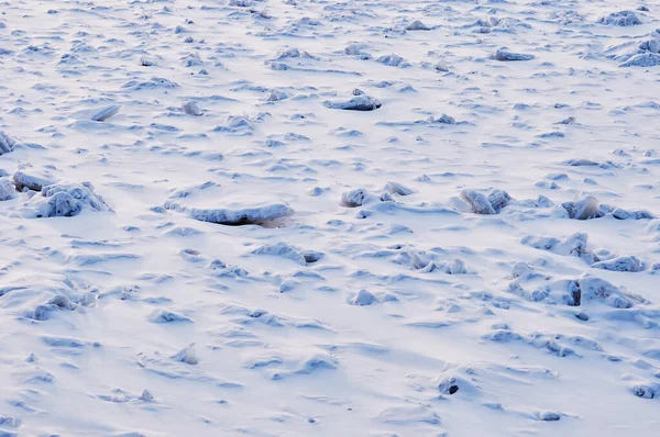 在暴风雪过后的早上 阿穆尔河上覆盖着白雪的冰 没有人类活动痕迹的奇异自然景观 — 图库照片