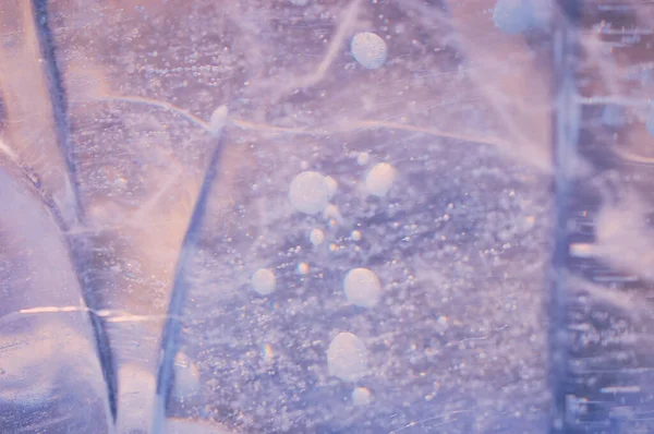 Fragmento de uma figura de gelo nos raios do sol. Concentre-se no material. Padrão natural de Natal. Refração, reflexão e distorção óptica. — Fotografia de Stock