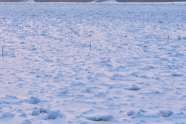 Pasek bezpieczeństwa granicznego. Rano pokryty śniegiem lód rzeki Amur po śnieżycy. granica rosyjsko-chińska. — Zdjęcie stockowe