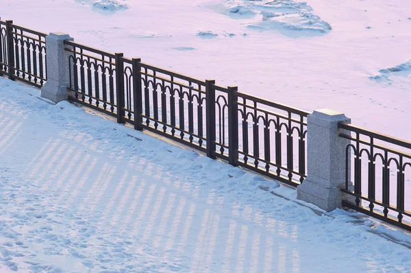 冬天的早晨 阿穆尔河堤岸下层的护栏 雪和阳光 野兽在白雪覆盖的冰层间的踪迹浮出水面 Blagoveshchensk 俄罗斯 — 图库照片