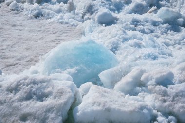 Eriyen nehir buzu. Kristallerin kolon ve iğne benzeri yapısı. İlkbaharda Amur nehrinin kıyısında buz kütlesi.