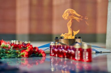 Sonsuz ateşin alevi, yakın plan. Sürekli yanan ateş. Dünya Savaşı 'nda ölen kahramanların anısı..