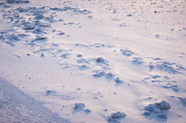 Pezzi Ghiaccio Ricoperti Neve Bianca Fiume Ghiacciato Struttura Sfondo Invernale — Foto Stock