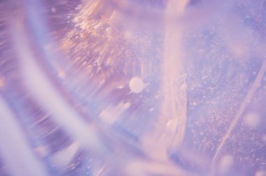 Güneş ışınlarında bir buz figürü parçası. Materyalin içine odaklan. Noel 'in doğal düzeni. Kırılma, yansıma ve optik bozulma.