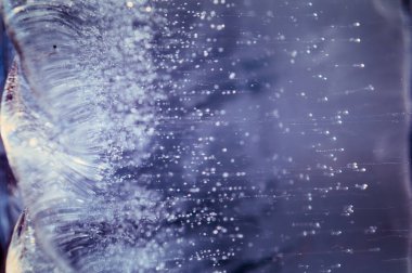 Soyut buz dokusu. Kuyruklu küçük buz kabarcıkları. Soyut doğa geçmişi. Kuzey Kutbu buzu.