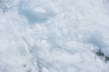 Amur Nehri 'nde buz akıntısı. Baharda eriyen buzlar. Bir yığın blok ve parça. Güneşli bir gün. Parlak ve gölgeler.