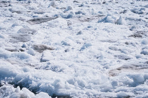 アムール川の流氷 春に氷が融ける ブロックとフラグメントのヒープ 晴れた日 グレアと影 — ストック写真