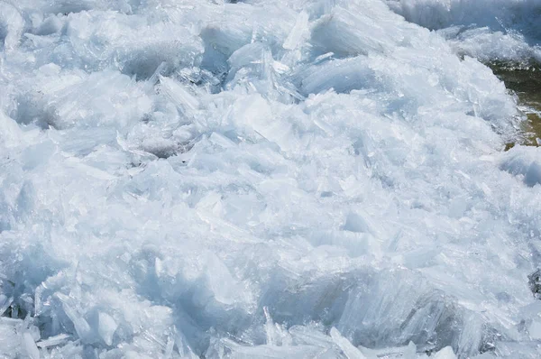 Baharda eriyen buzlar. Bir yığın blok ve parça. Güneşli bir gün. Amur Nehri 'nde buz akıntısı. Sürüklenmiş buz parçaları. Parlak ve gölgeler.