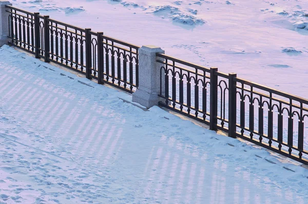 冬天的早晨 阿穆尔河堤岸下层的护栏 雪和阳光 野兽在白雪覆盖的冰层间的踪迹浮出水面 Blagoveshchensk 俄罗斯 — 图库照片
