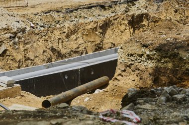 Sokakta çukur kazmak. Yeraltı kanalizasyon borularını döşemek ya da değiştirmek. Su tedarik sistemlerinin kurulumu, kanalizasyon, fırtına kanalizasyonu. Toplumsal Altyapı.